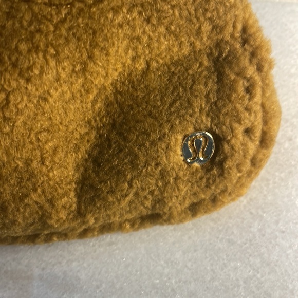 Lululemon Everywhere Belt Bag Fleece Burnt Caramel BTCA One Size NWT NEW - Picture 4 of 14
